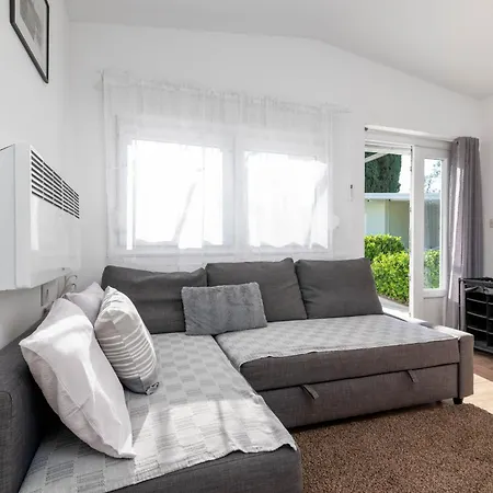 Family Friendly House With A Swimming Pool - 24903