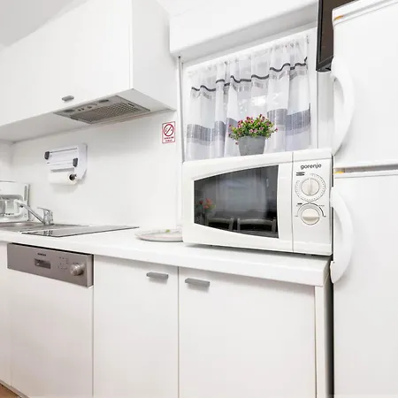 Family Friendly House With A Swimming Pool - 24903 Semesterbostad