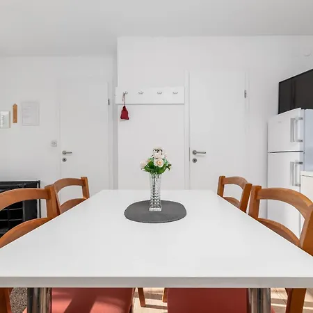 Family Friendly House With A Swimming Pool - 24903 Semesterbostad