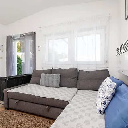 Semesterbostad Family Friendly House With A Swimming Pool - 24903 Rovinj