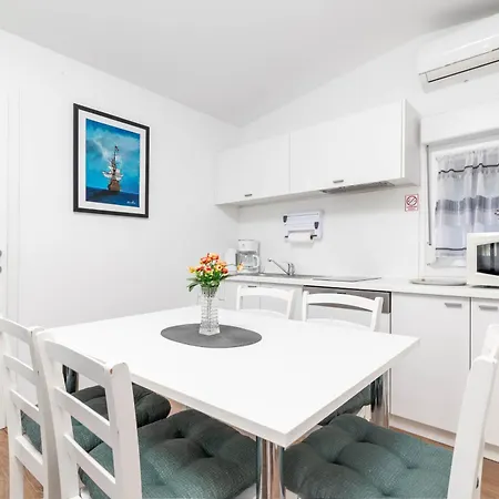 Semesterbostad Family Friendly House With A Swimming Pool - 24903